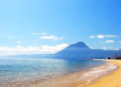 平和マネキンの本社のある別府の海岸から見えるおサルで有名な高崎山の風景