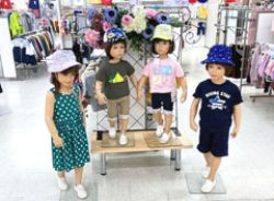 子供服売り場のマネキンを使った夏服のディスプレイ